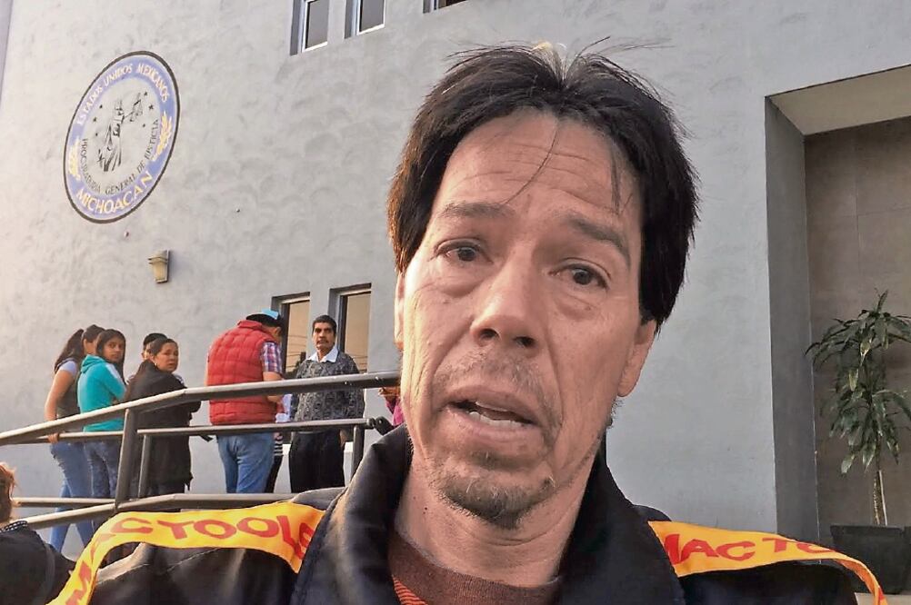 La esposa de Jaime Galván, María Auxilio Varga, falleció en el accidente; la recuerda como una mujer trabajadora (CARLOS ARRIETA. EL UNIVERSAL)