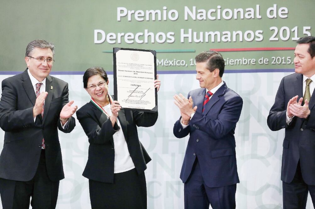 El presidente Enrique Peña Nieto entregó el Premio Nacional de Derechos Humanos 2015 a Consuelo Morales, religiosa de la Congregación de Notre Dame (JUAN CARLOS REYES. EL UNIVERSAL)