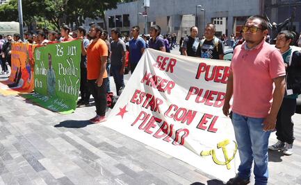 Padres de los 43 normalistas se concentran en el Hemiciclo a Juárez