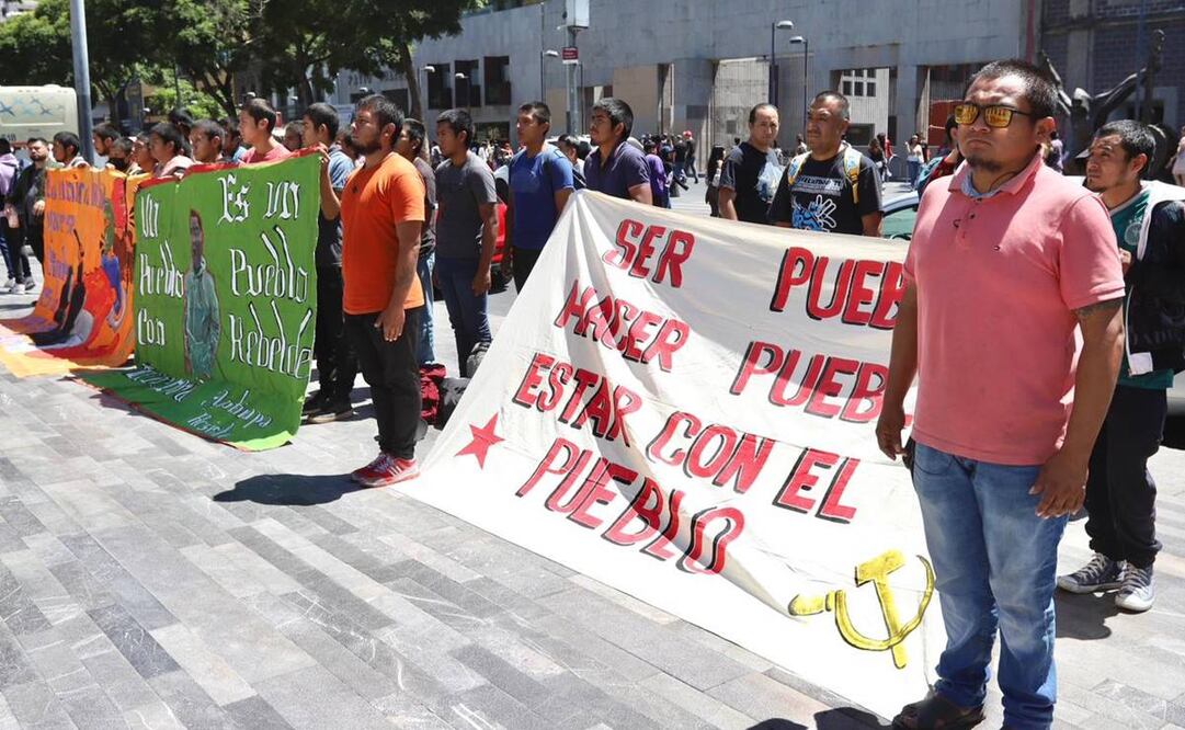 Padres de los 43 normalistas desaparecidos en Ayotzinapa protestan en el Hemiciclo a Juárez / Foto: Berenice Fregoso. EL UNIVERSAL