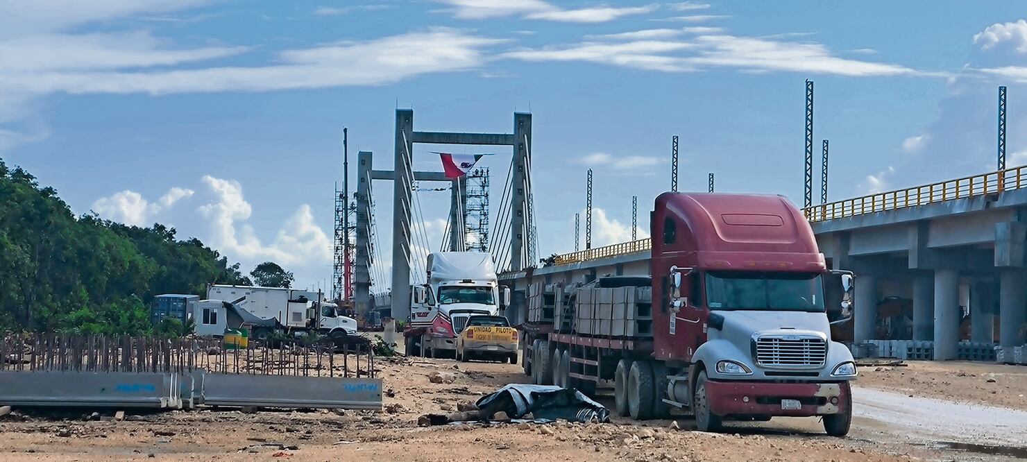 Sobre el Tramo 5 Sur está el Puente Atirantado, para el cual se instalaron los pilotes que atraviesan cuevas y cenotes subterráneos que se encuentran en el trazo de la obra. FOTOS: ADRIANA VARILLAS. EL UNIVERSAL