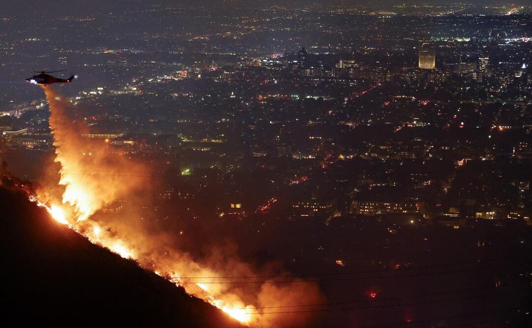 Desde inicios de la semana, una serie de incendios forestales ha devastado Los Ángeles, obligando a evacuar a más de 100 mil personas y causando al menos cinco muertes. (09/01/25) Fotos: AFP