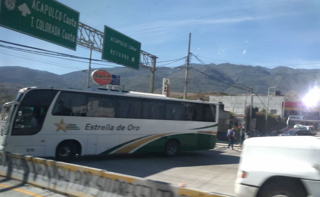 Un autobús de la empresa Estrella de Oro varado por el bloque en la Autopista del Sol. FOTO: ESPECIAL