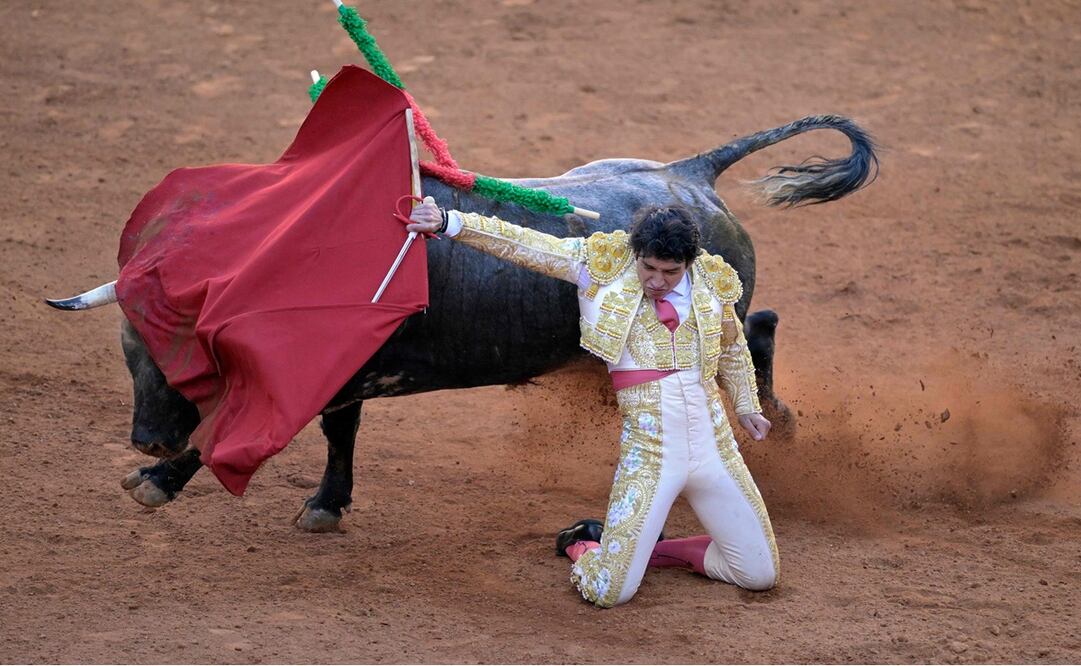 Sebastián Castella triunfa en la segunda corrida en la Plaza México FOTO: AFP
