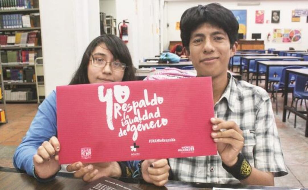 "I support gender equality" reads the sign held by these two young students - File photo/EL UNIVERSAL