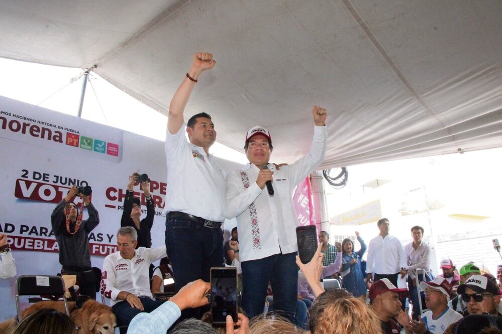 Alejandro Armenta, candidato a la gubernatura de Puebla por Morena, PT, PVEM, y el presidente de Morena, Mario Delgado, ayer en Cholula. Foto: Especial