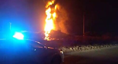 Controlan incendio tras explosión en ducto de Pemex en León, Guanajuato