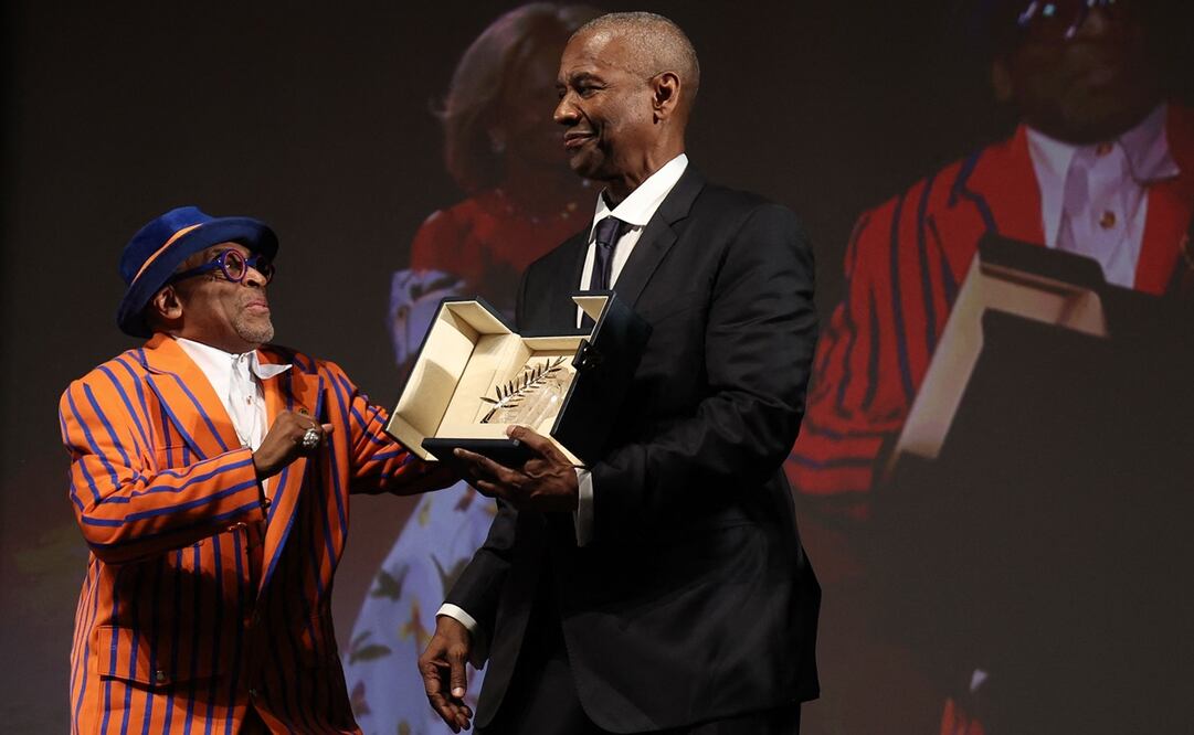 El actor Denzel Washington recibió el reconocimiento de manos del director y productor Spike Lee. Foto: AFP.