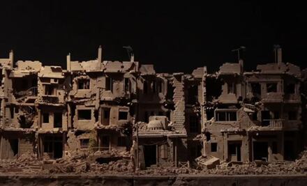 Artista sirio destruye una de sus obras frente a la ONU en protesta por los desaparecidos en Siria