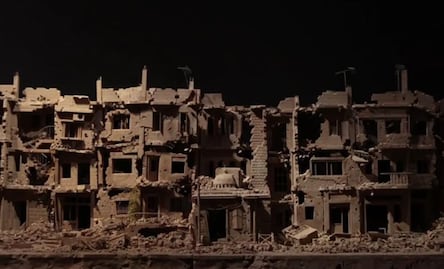 Artista sirio destruye una de sus obras frente a la ONU en protesta por los desaparecidos en Siria