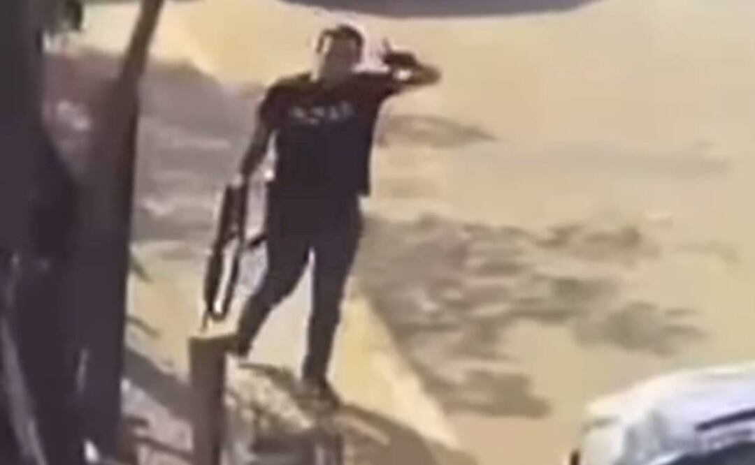 En la imagen, uno de los sujetos armados que quemaron los autos. Foto: Captura de pantalla