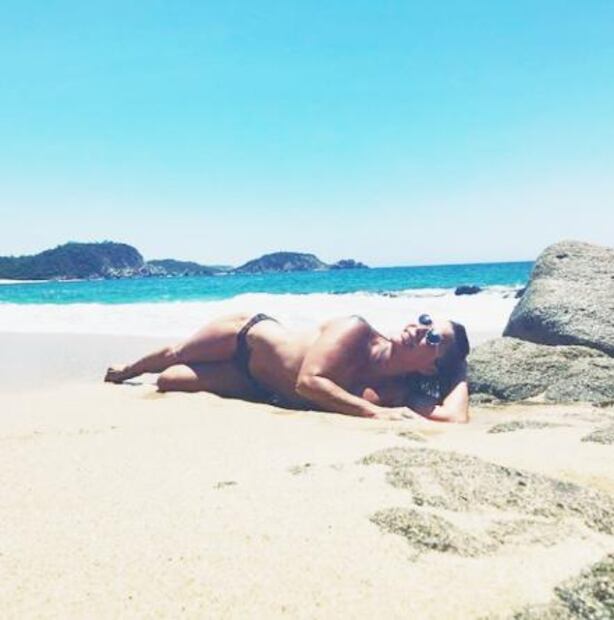 Alejandra Guzmán posa topless en la playa