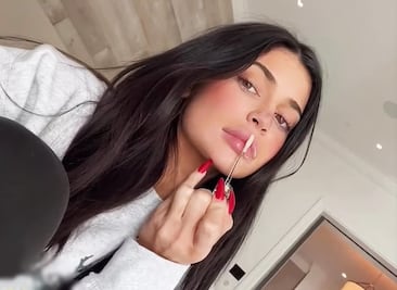 Kylie Jenner se aplica suero antienvejecimiento en los labios a sus 25 años