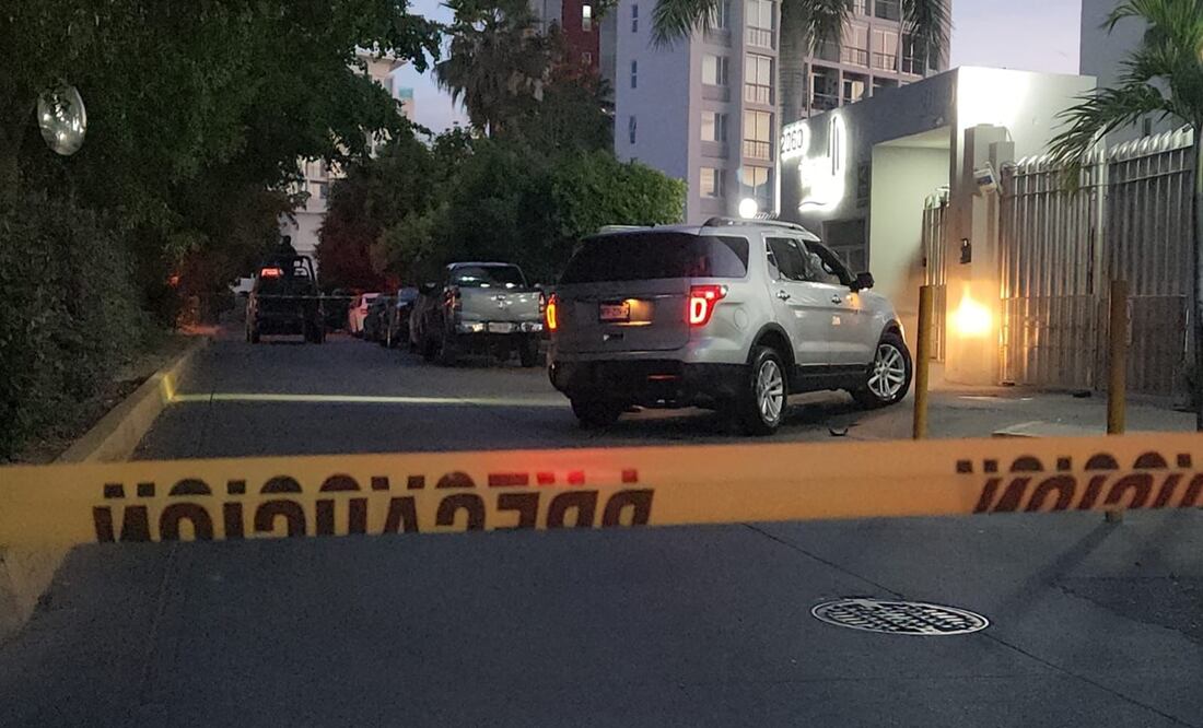 Los responsables del homicidio de Jesús Roberto “N”, portaban rifles AR-15 y presuntamente viajaban en una camioneta de color blanco en la cual lograron huir del lugar sin ser detenidos y cuyas placas de circulación se desconocen. Foto: EL UNIVERSAL