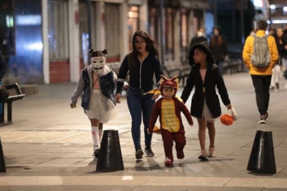 Sin cubrebocas ni caretas, piden "calaverita" en el centro de la CDMX