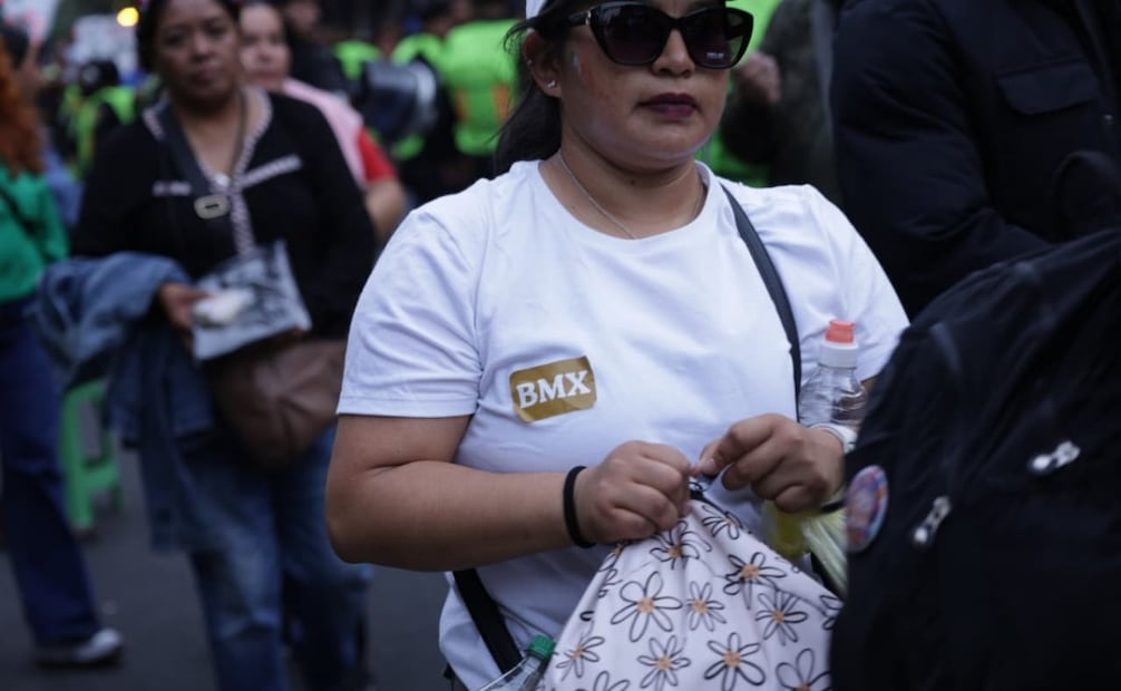 Calcomanía color mostaza con las letras "BMX" y pulseras moradas, distintivos de algunos asistentes al Zócalo de la Ciudad de México (CDMX) al área delantera. Foto: Fernanda Rojas / EL UNIVERSAL