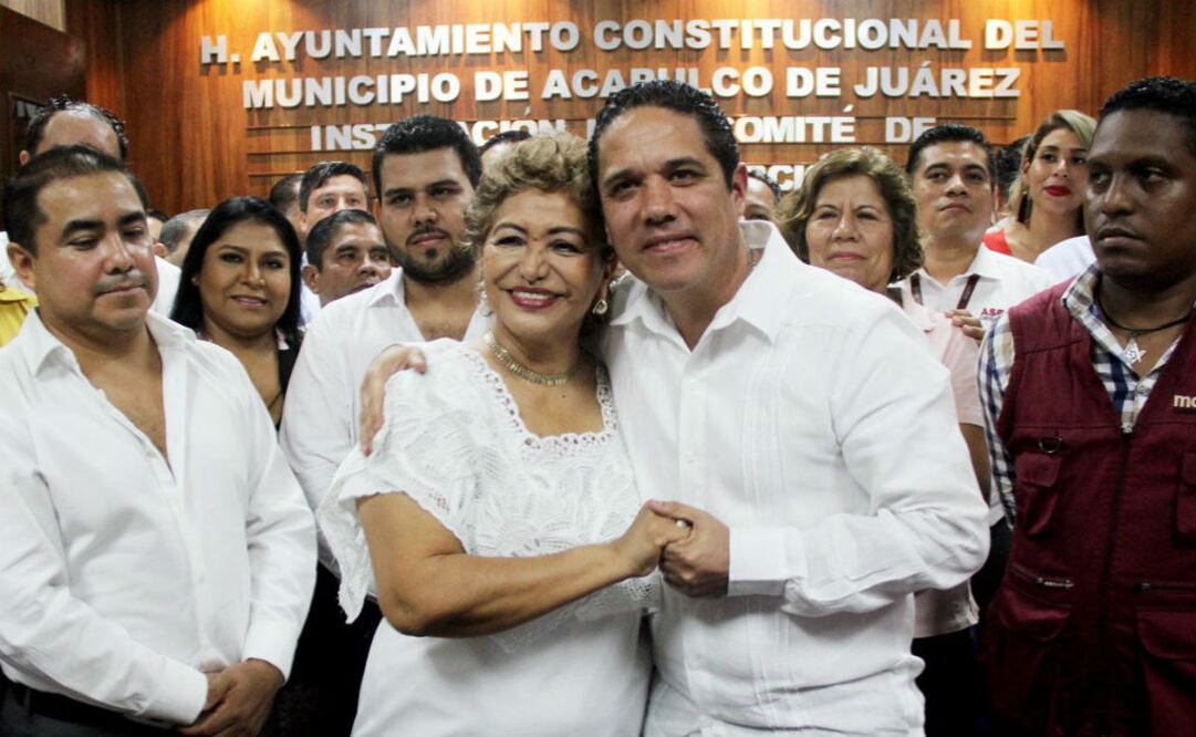 El ex alcalde de Acapulco, Evodio Velázquez (i) con la ahora alcaldesa Adela Román, en una imagen del 11 de septiembre durante la instalación del comité de entrega-recepción. FOTO: @EvodioVelazquez