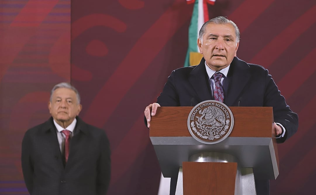 El titular de Gobernación, Adán Augusto López, señala que Educación Pública no está facultada para quitarle el título de licenciatura a la ministra Yasmín Esquivel. Foto: Berenice Fregoso / EL UNIVERSAL