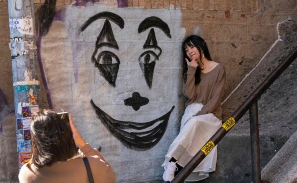 Turistas desatan locura en las escaleras donde baila Joker