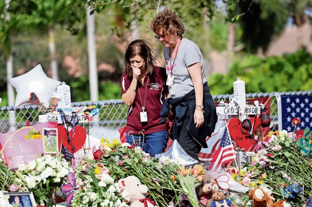 Profesores y empleados administrativos de la escuela Marjory Stoneman Douglas retomaron ayer sus actividades, entre lágrimas y nostalgia por las 17 víctimas que fueron asesinadas en el tiroteo del pasado 14 de febrero.(AP)