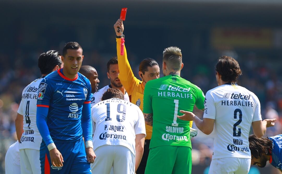 Luis Quintana recibe tarjeta roja durante el juego de la jornada 5 del torneo Clausura 2019. FOTO/IMAGO7