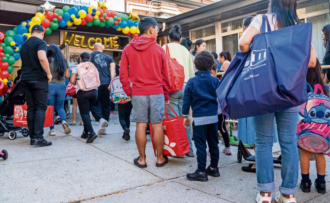Estudiantes acompañados de familiares llegan para asistir al inicio de clases en una escuela pública en Nueva York. Foto: Ángel Colmenares / EFE