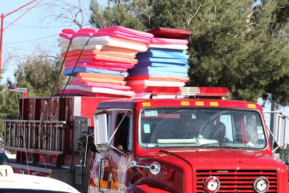 Un camión de Bomberos traslada colchonetas para los peregrinos. (Foto: Notimex)