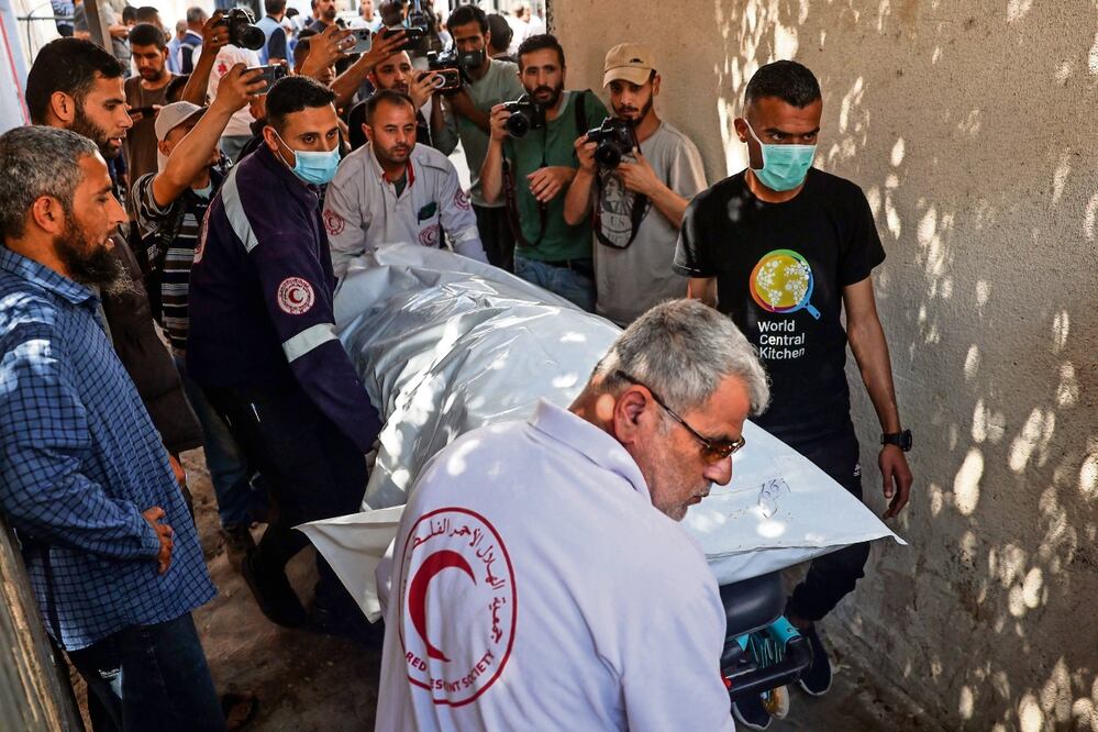Servicios médicos transportan uno de los cuerpos de los miembros del personal de World Central Kitchen, en Rafah. Foto: de Said Khatib. AFP
