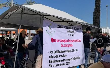 Magisterio protesta frente a oficinas del Gobernador de Baja California Sur contra Ley del ISSSTE; inician paro laboral de 48 horas