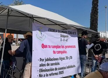 Magisterio protesta frente a oficinas del Gobernador de Baja California Sur contra Ley del ISSSTE; inician paro laboral de 48 horas
