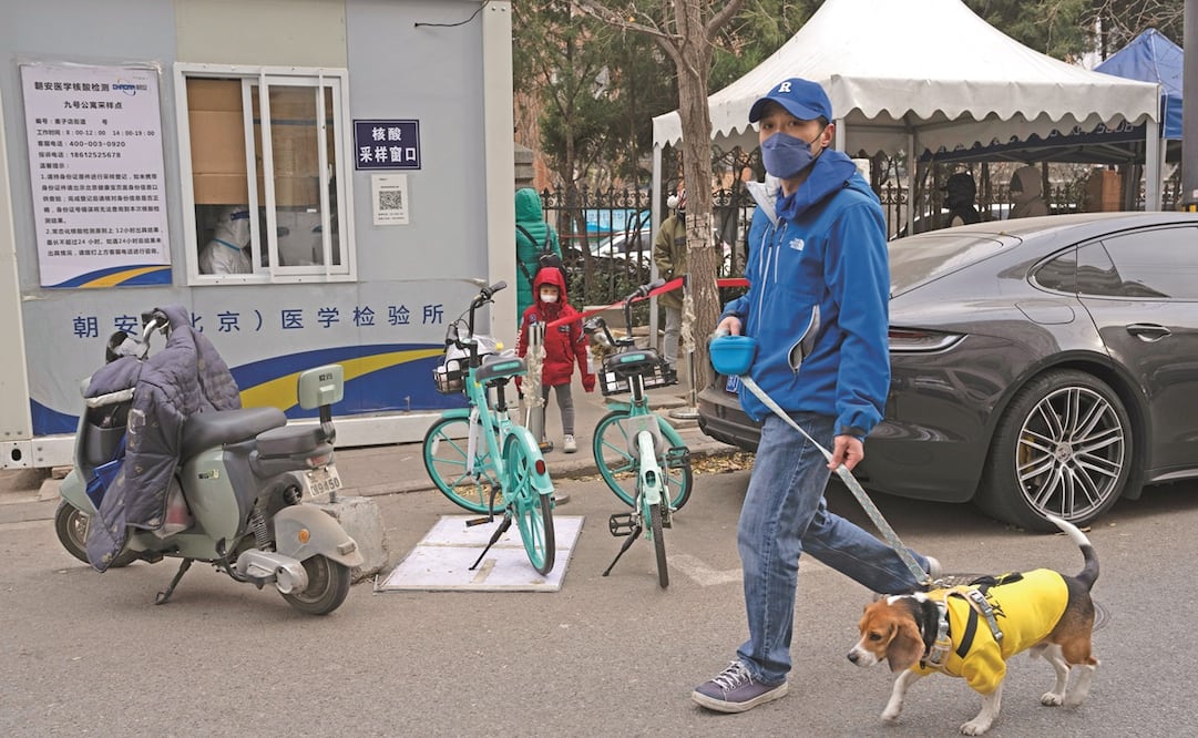 Un residente, frente a una estación de pruebas de Covid en Beijing. Foto:Ng Han Guan. AP