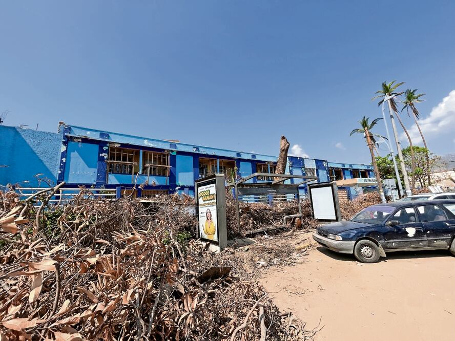 Planteles públicos de educación permanecen cerrados y con daños; los escombros y basura no han sido recogidos. Foto: Iván Montaño | El Universal