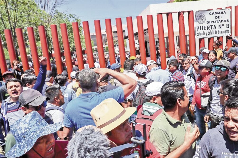 A las 12:50 horas comenzó el enfrentamiento entre empleados de la Cámara de Diputados y maestros disidentes que cerraron la puerta 8. (DIEGO SIMÓN SÁNCHEZ. ELUNIVERSAL)