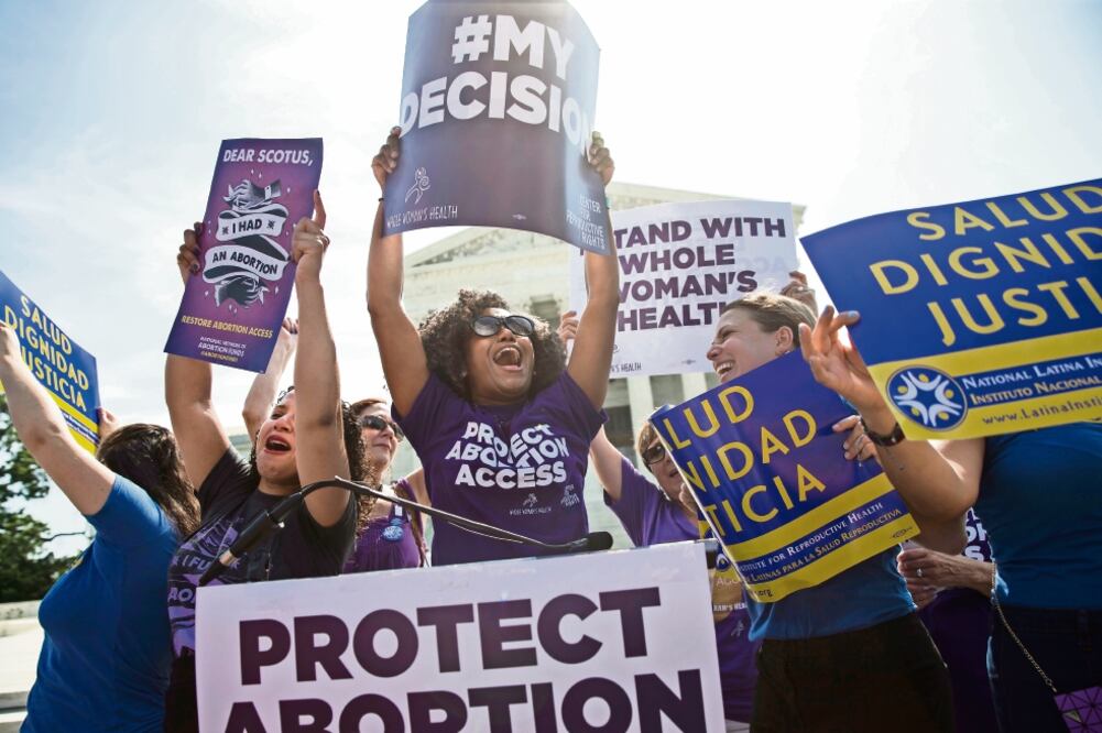 Trump reiteró su postura de que la cuestión del aborto debe dejarse en manos de los estados. “Es la voluntad del pueblo”, dijo, añadiendo que no firmaría una prohibición nacional del aborto en caso de regresar a la Casa Blanca. Foto: AP