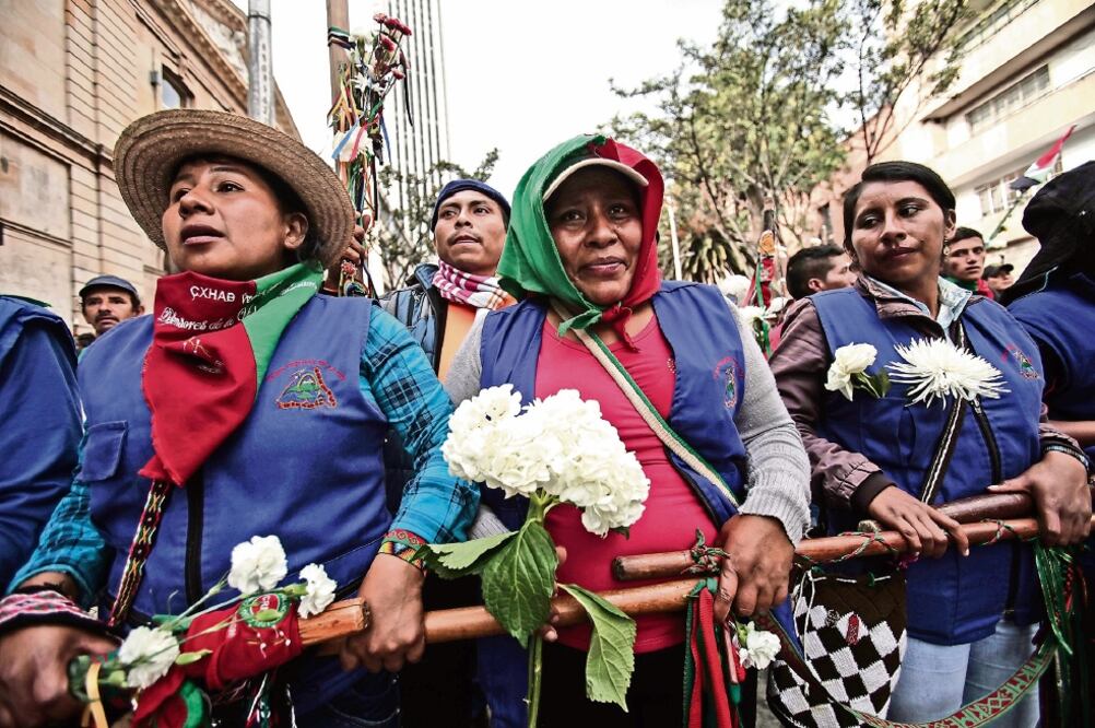 Colombianos de diversas etnias y víctimas del conflicto con las FARC, durante la “Marcha de las Flores” a favor de la paz, el miércoles pasado, en Bogotá (JHON PAZ. XINHUA)