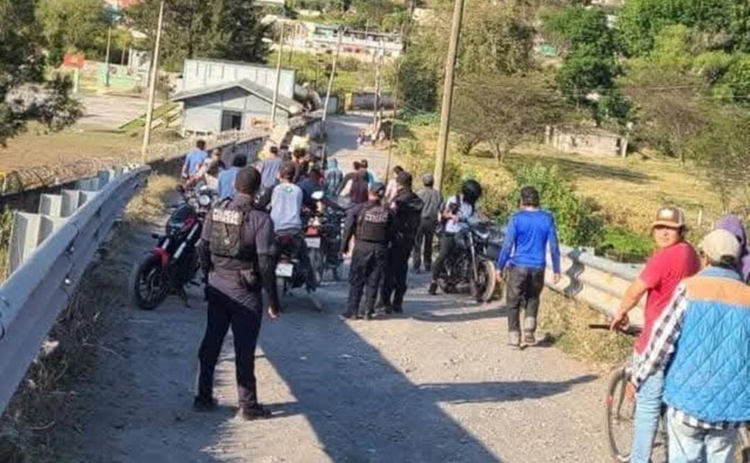 Un grupo de habitantes sometió al presunto ladrón, lo desvistió, golpeó y lo amarró a una camioneta. Foto: Especial