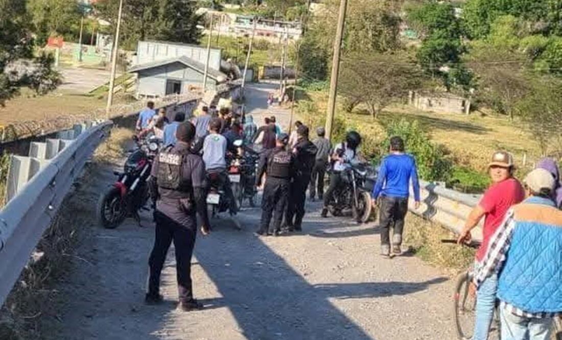 Un grupo de habitantes sometió al presunto ladrón, lo desvistió, golpeó y lo amarró a una camioneta. Foto: Especial