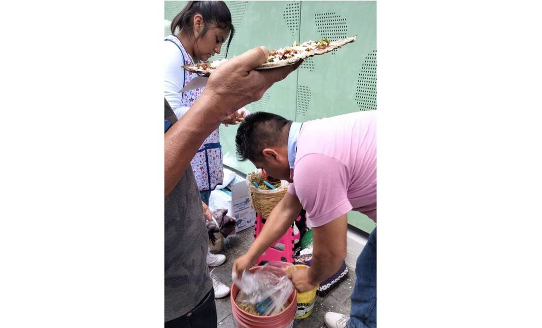 Foto: Especial/ Señora Carmen vendiendo sus trayudas en el AIFA