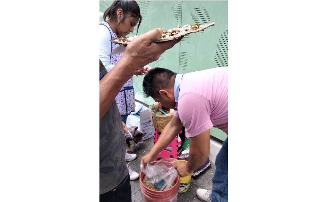 Foto: Especial/ Señora Carmen vendiendo sus trayudas en el AIFA