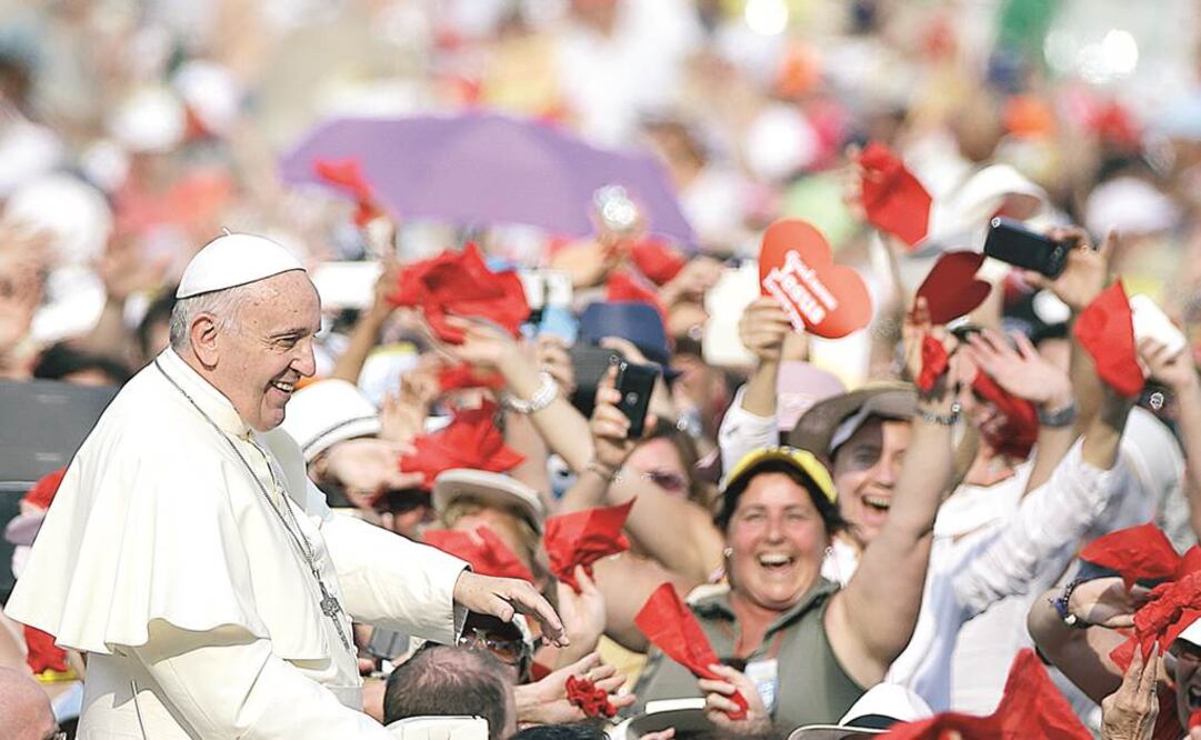 El papa Francisco, a su llegada para un encuentro, en la Plaza de San Pedro, en el Vaticano, con miembros del movimiento Renovación Carismática, ante quienes abogó por la unidad entre las iglesias cristianas. Foto: GREGORIO BORGIA. AP