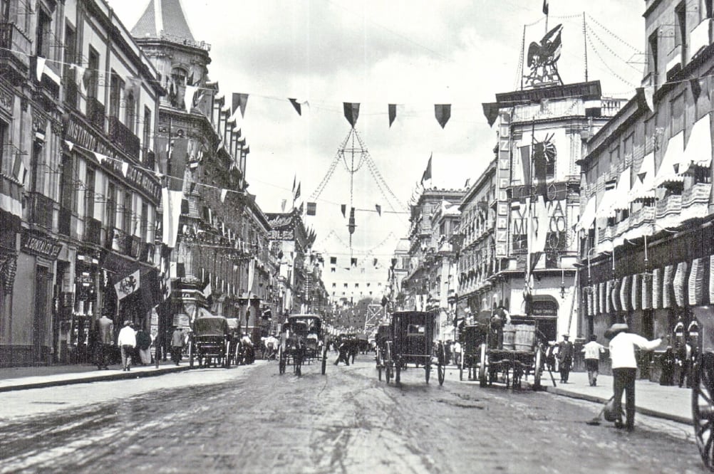 La avenida 5 de Mayo, adornada para los festejos del Centenario de la Independencia en septiembre de 1910. (COLECCIÓN VILLASANA-TORRES)