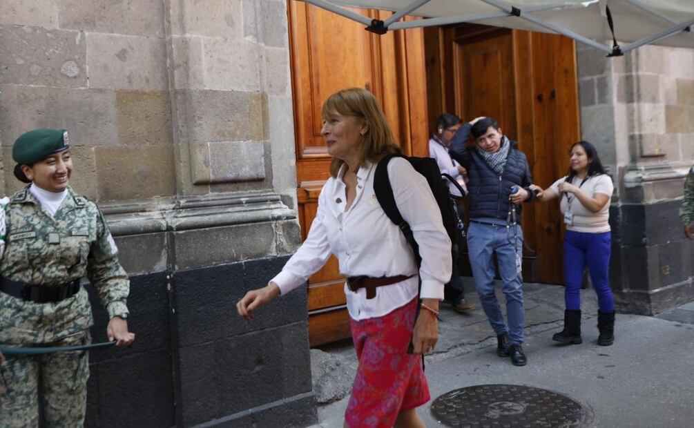 Tatiana Clouthier, titular del Instituto de los Mexicanos en el Exterior saliendo de reunión con Sheinbaum (07/12/2025). Foto: Diego Simón Sánchez / EL UNIVERSAL