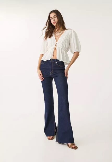 Los jeans flare son ideales para outfits de estilo boho, estos son de Stradivarius. Foto: Especial
