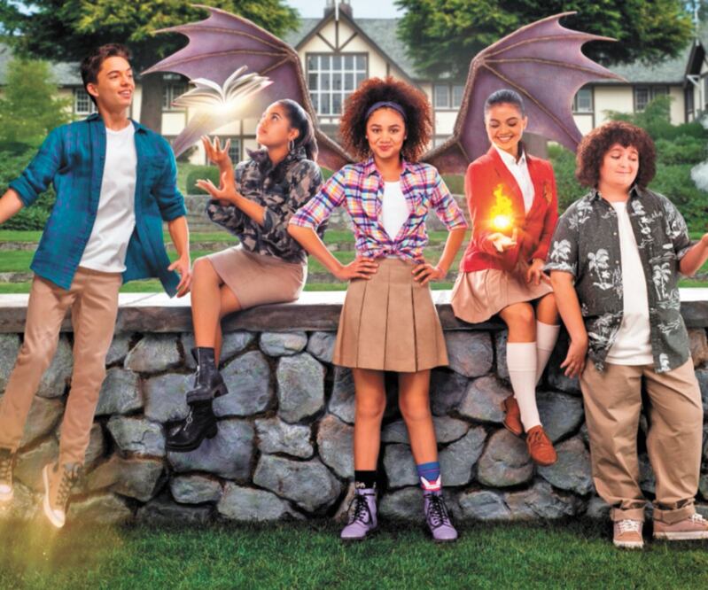 En la cinta que estrena hoy, Rose (al centro) interpreta a Nory, una adolescente que entra a la Academia Sage de Estudios Mágicos y utiliza sus rudimentarias habilidades mágicas para salvar a la humanidad de las fuerzas del mal. Foto: DISNEY