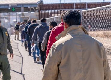 EU incorpora el chino y el hindi a su 'app' para autodeportarse; busca aumentar las salidas voluntarias de más inmigrantes