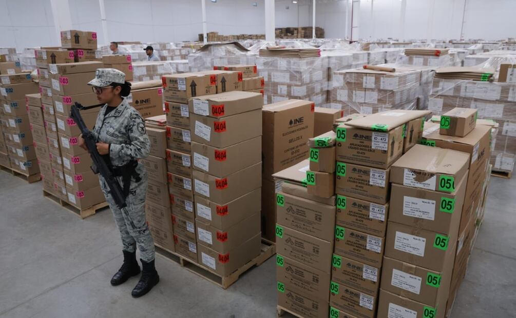 En total serán 300 camiones para cada uno de los distritos, los cuales serán custodiados por elementos del Ejército, Marina y Guardia Nacional. Foto: Fernanda Rojas