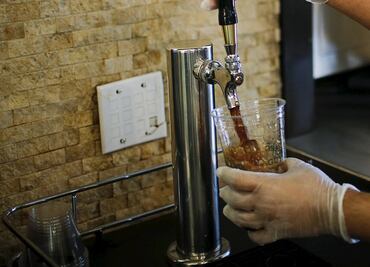 Hallan bacterias fecales en hielo de Starbucks y otras grandes cadenas de cafeterías