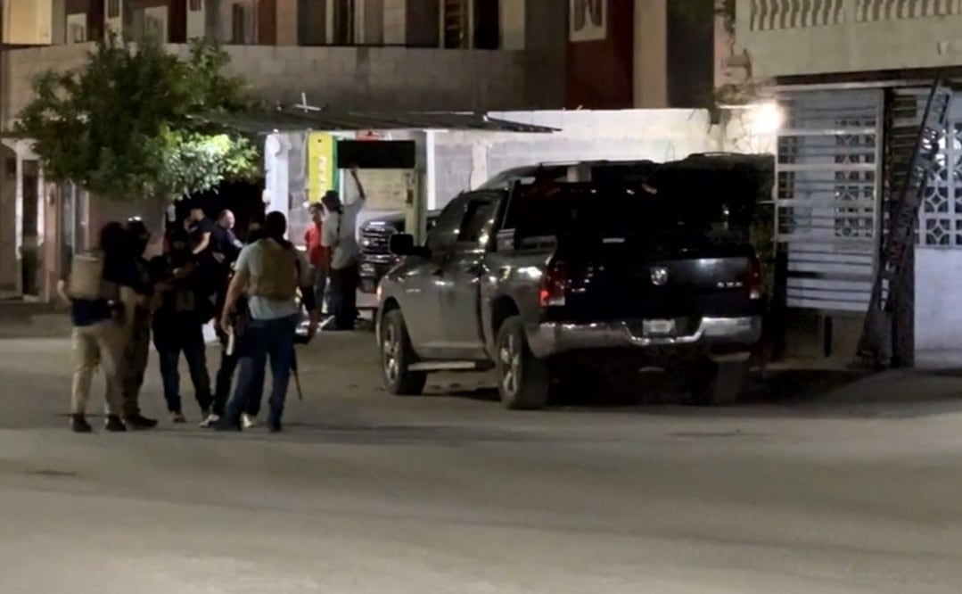 Peritos de la Fiscalía acordonaron el área en tanto se realizaban las diligencias correspondientes en los domicilios cateados. Foto: Especial