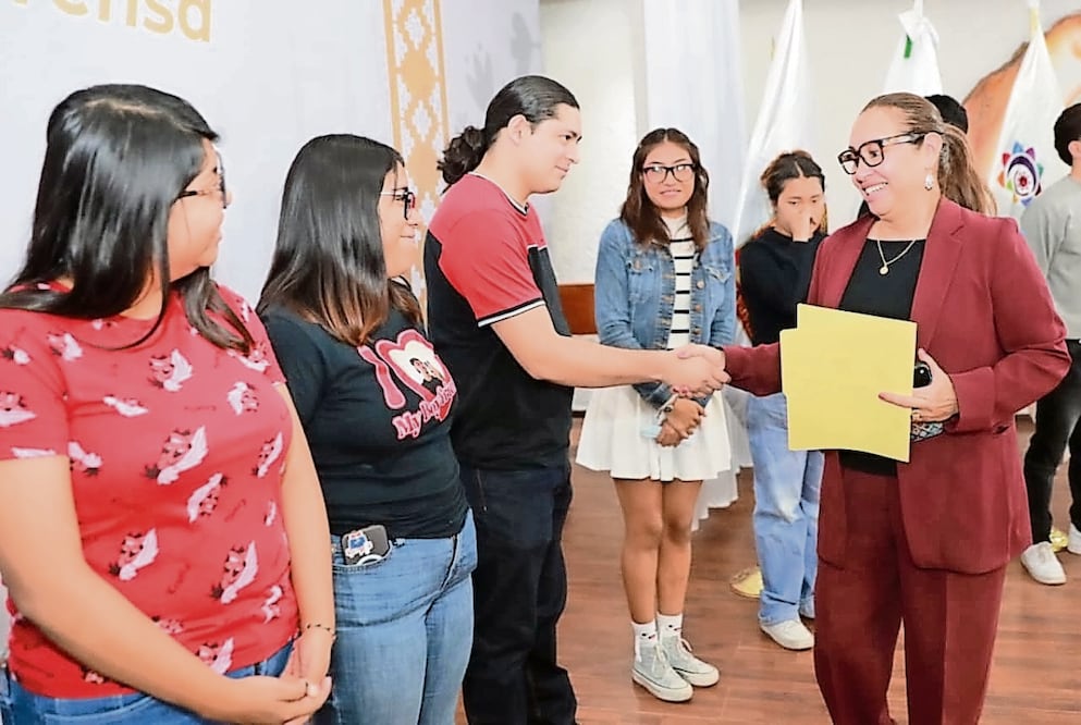 Azucena Cisneros Coss, alcaldesa de Ecatepec, entregó recursos a algunos de los universitarios registrados en el programa de becas. Foto: Especial