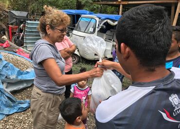 Jugadores de la Universidad de Guerrero, dan media tonelada de víveres en Morelos